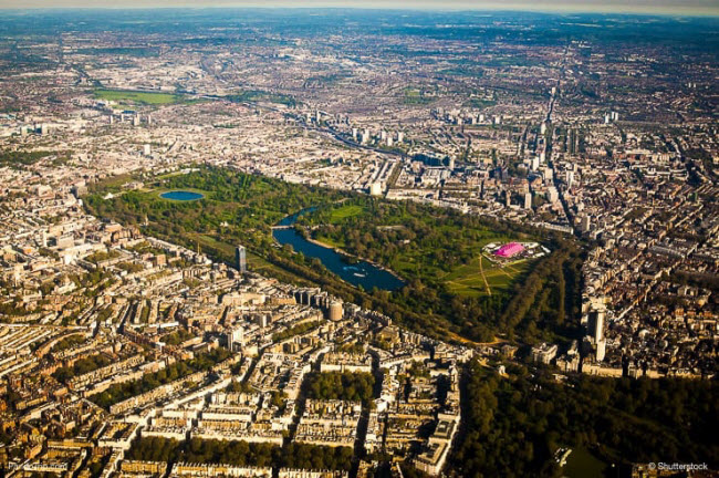 Công viên Hyde, London, Anh: Là một trong những sân khấu ân nhạc nổi tiếng nhất ở Anh, công viên Hyde thu hút rất đông du khách cho dù có sự kiện âm nhạc hay không. Công viên bao gồm các không gian xanh, tượng đài và các hoạt động ngoài trời, nên nơi đây là địa điểm lý tưởng dành cho các buổi dã ngoại gia đình hay tập thể.