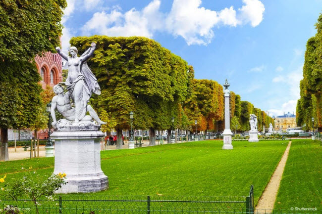 Công viên Jardin du Luxembourg, Paris, Pháp: Thường được coi là công viên Trung tâm của Paris, không gian xanh này xuất hiện thường xuyên trên truyền hình, phim ảnh và các tác phẩm nghệ thuật.&nbsp;Những hàng cây hạt dẻ dài trong công viên chuyển lá màu cam vào mùa thu tạo nên khung cảnh đẹp lãng mạn và thơ mộng.