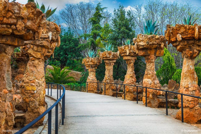 Công viên Parc Guell, Barcelona, Tây Ban Nha: Công viên Parc Guell được xây dựng vào đầu những năm 1900 và lần đầu tiên mở cửa cho công chúng vào năm 1926. Kiến trúc đương đại kết hợp với thiên nhiên đã tạo khung cảnh đẹp và giúp công viên trở thành biểu tượng của thành phố Barcelona.