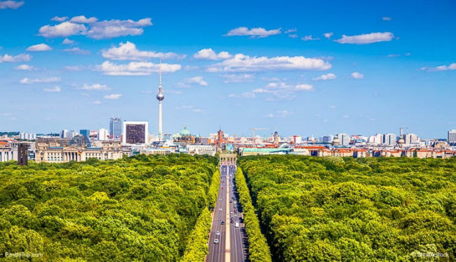 Công viên Tiergarten, Berlin, Đức: Thành phố Berlin có nhiều công viên nhưng ấn tượng nhất là Tiergarten. Vào mùa hè, công viên là một trong địa điểm phố biển nhất để nghỉ ngơi. Nơi đây nổi tiếng với đài tưởng niệm những người Do Thái bị giết hại ở châu Âu và nằm gần tòa nhà quốc hội Reichstag và cổng Brandenburg.