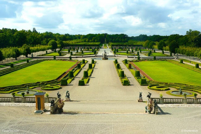 Công viên Drottningholm Slott, Stockholm, Thụy Điển: Nằm trên một bán đảo ở phía đông nam Thụy Điển, công viên ven sông được biết đến với phong cảnh đẹp. Tới đây, du khách có thể tham quan lâu đài Drottingholm và đài phun nước cổ, mê cung bằng cây xanh và nhiều không gian xanh.