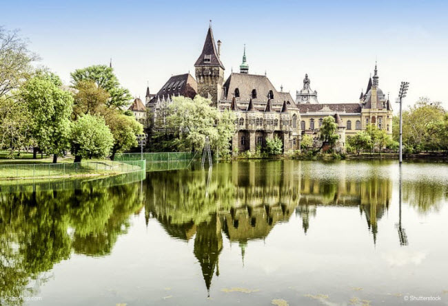 Công viên Thành phố, Budapest, Hungary: Nhanh chóng trở thành một trong những điểm đến hấp dẫn nhất ở Đông Âu, Budapest không chỉ gây ấn tượng với những công trình kiến trúc cổ mà còn bởi không gian xanh giữa lòng thành phố. Công viên giữa thành phố là nơi tòa lạc của lâu đài Vajdahunyad và từ đây du khách có thể ngắm cảnh thiên nhiên xung quanh. Công trình này được xây dựng từ năm 1896 và là một phần trong lễ kỷ niệm 1.000 năm độc lập của Hungary.