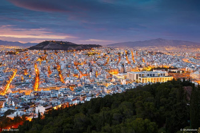 Công viên Lycabettus Hill, Athens, Hi Lạp: Nằm ở ngoại ô, công viên Lycabettus Hill là địa điểm lý tưởng để ngắm cảnh thành phố Athens từ ngọn đồi được phủ thông xanh mướt. Du khách có thể dành cả ngày bách bộ để khám phá cảnh đẹp trong công viên rộng lớn này.