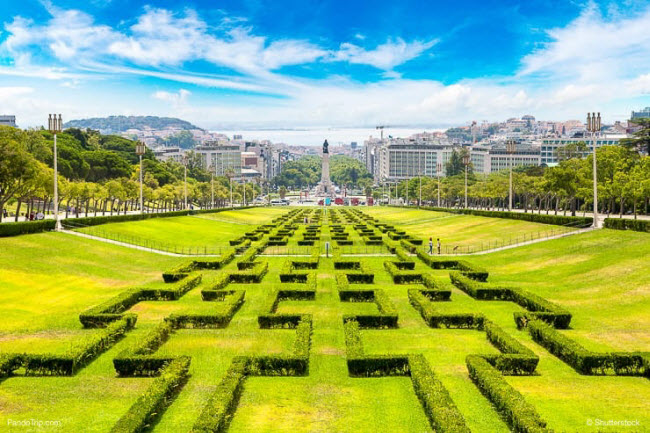 Công viên Eduardo VII, Lisbon, Bồ Đào Nha: Lisbon vẫn là một trong những thành phố ít du khách nhất ở châu Âu và công viên Eduardo VII là một trong các địa điểm hấp dẫn nhất. Địa thế của không gian xanh giúp du khách có thể ngắm toàn cảnh thủ đô của Bồ Đào Nha. Đây cũng là nơi thường xuyên tổ chức các lễ hội và sự kiện văn hóa.