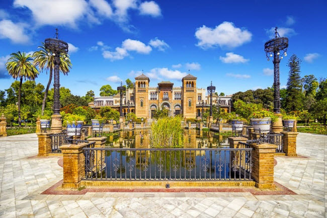 Công viên Parque de Maria Luisa, Seville, Tây Ban Nha: Thành phố Seville nổi tiếng vơi ẩm thực truyền thống, kiến trúc và nhạc flamenco. Vào những tháng mùa hè, vỉa hè trên đường phố nóng rất nhanh dưới ánh nắng mặt trời và công viên Parque de Maria Luisa trở thành điểm dừng chân lý tưởng. Nơi đây có nhiều không gian xanh để du khách tránh nắng cũng những các công trình kiến trúc và phong cảnh đẹp để khám phá.