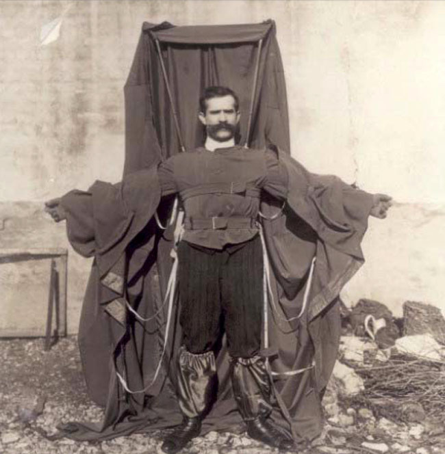 1. Franz Reichelt được cho là người đầu tiên phát minh ra chiếc dù dành cho phi công. Ông&nbsp;đã dành phần lớn thời gian rảnh của mình để nghiên cứu và thiết kế 1 bộ đồ có thể bay lượn dễ dàng trên bầu trời dành cho các phi công sau khi rời khỏi máy bay. Muốn chứng minh điều đó, ngày 4/2/1912, Franz quyết định sẽ trực tiếp sử dụng chiếc dù của mình nhảy từ tầng trên cùng của tháp Eiffel xuống dưới. Sự kiện này đã thu hút rất nhiều giới báo chí và người dân hiếu kỳ. Chỉ tiếc rằng, thay vì làm được những điều thần kỳ như “cha đẻ” của nó ca ngợi, chiếc dù đã hoạt động không thành công khiến Franz lao thẳng từ độ cao 57m xuống đất và tử vong ngay sau đó.