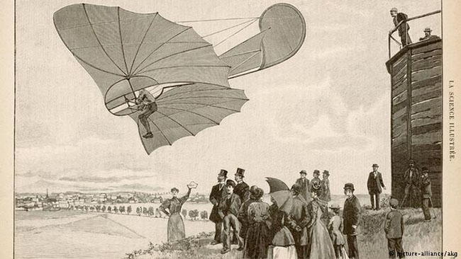 4. Otto Lilienthal được biết đến với tên gọi là “Ông vua bay lượn” là người đi tiên phong trong lĩnh vực hàng không dân dụng trên thế giới. Ông là người đầu tiên thiết kế thành công chiếc tàu lượn. Vào ngày 10/8/1896, Lilienthal thử nghiệm với phát minh của mình nhưng tiếc rằng chiếc tàu lượn bị mất kiểm soát và lao thẳng xuống đất. Cuộc thử nghiệm này đã phải trả giá quá đắt bằng chính mạng sống của ông.