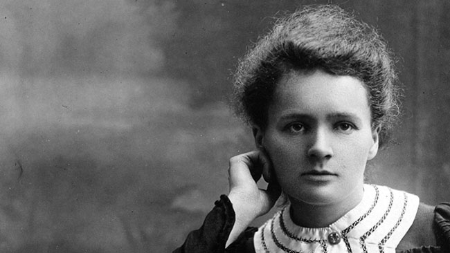 7. Marie Curie là nhà vật lý và hóa học nổi tiếng người Ba Lan. Bà là một&nbsp;trong những người đi tiên phong nghiên cứu về phóng xạ và đã 2 lần giành được giải Nobel. Bên cạnh việc đề xuất lý thuyết về bức xạ, bà là người đã khám phá ra 2 yếu tố hóa học là radium và polonium. Marie Curie qua đời ngày 14/7/1934, trong một nhà điều dưỡng Pháp do chứng thiếu máu, nguyên nhân được cho là tiếp xúc lâu dài với phóng xạ, có lẽ từ thói quen mang theo ống nghiệm plutoni trong túi của bà.