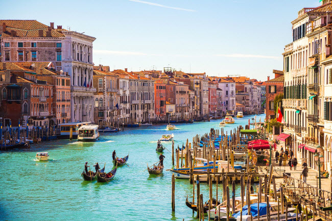 Venice, Italia: Được mệnh danh là Nữ hoàng của Adriatic, thành phố Venice nổi tiếng với hệ thống kênh có niên đại từ thế kỷ thứ 5. Thành phố cũng có nhiều công trình kiến trúc cổ kính.