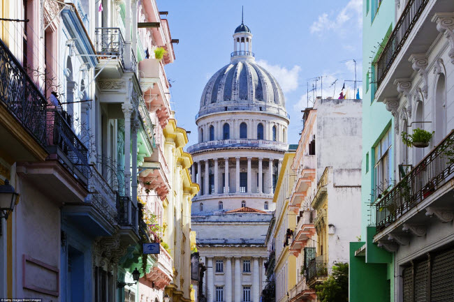 Havana, Cuba: Thành phố Havana là sự kế hợp của trường phái nghệ thuật Barốc và tân cổ điển. Các ngôi nhà ở đây được xây dựng với kiến trúc đồng nhất, bao gồm mái vòm, ban công, cổng sắt và sân bên trong.