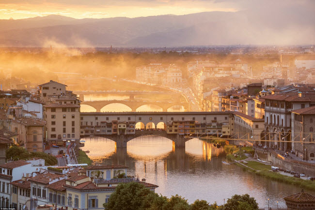 Florence, Italia: Thành phố được coi là một trung tâm lịch sử với các công trình cổ kính như bảo tàng, nhà thờ, triển lãm nghệ thuật. Địa điểm hấp dẫn nhất là cây cầu Ponte Vecchio bắc qua sông Arno.