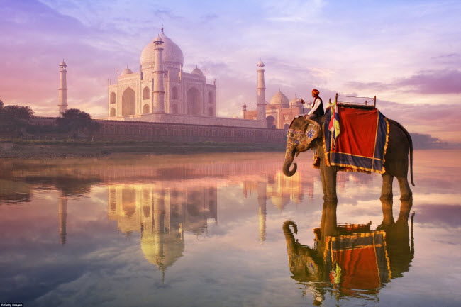 Đền Taj Mahal, Ấn Độ: Nằm trên bờ sông Yamuna trong khu vườn Mughal với diện tích 17 ha, ngôi đền Taj Mahal, được xây dựng bởi hoàng đế Shah Jahan để tưởng nhớ người vợ Mumtaz Mahal của ông. Đây được coi là công trình vĩ đại nhất của trường phái kiến trúc Hồi giáo Ấn Độ.