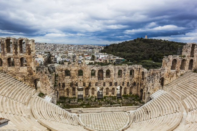 Athens, Hi Lạp: Công trình nổi tiếng nhất tại thành phố là nhà hát cổ bằng đá Odeon of Herodes Atticus nằm trên sườn núi Acropolis. Khu phức&nbsp;hợp này được coi là sự tinh hoa của thế giới Hi Lạp cổ đại.