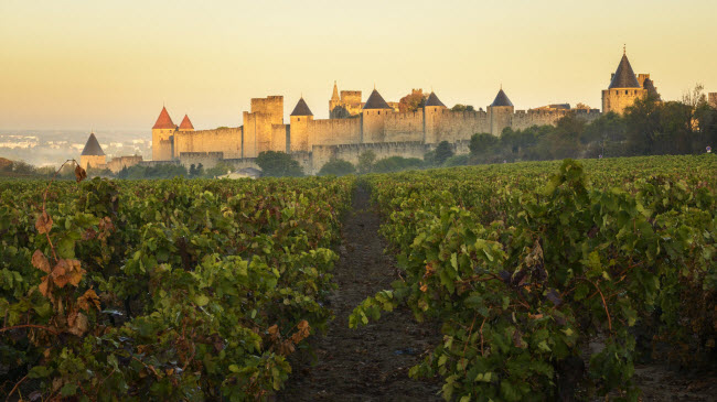 Carcassonne, Pháp: Thị trấn được xây dựng từ thời Trung cổ và nổi tiếng với những pháo đài khổng lồ.