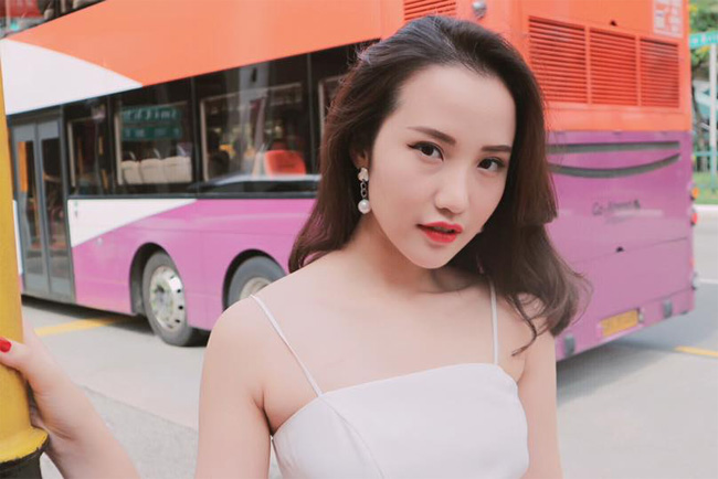 Ngay lập tức, cư dân mạng đã tìm ra danh tính của cô gái bí ẩn trên. Hot girl này tên Xuân Thảo, sinh năm 1992 và là con gái Hiệu trưởng trường &nbsp;phát triển cá nhân &amp; đào tạo tài năng John Robert Powers Việt Nam. Đây cũng là ngôi trường được mệnh danh chỉ dành cho “con nhà giàu”.