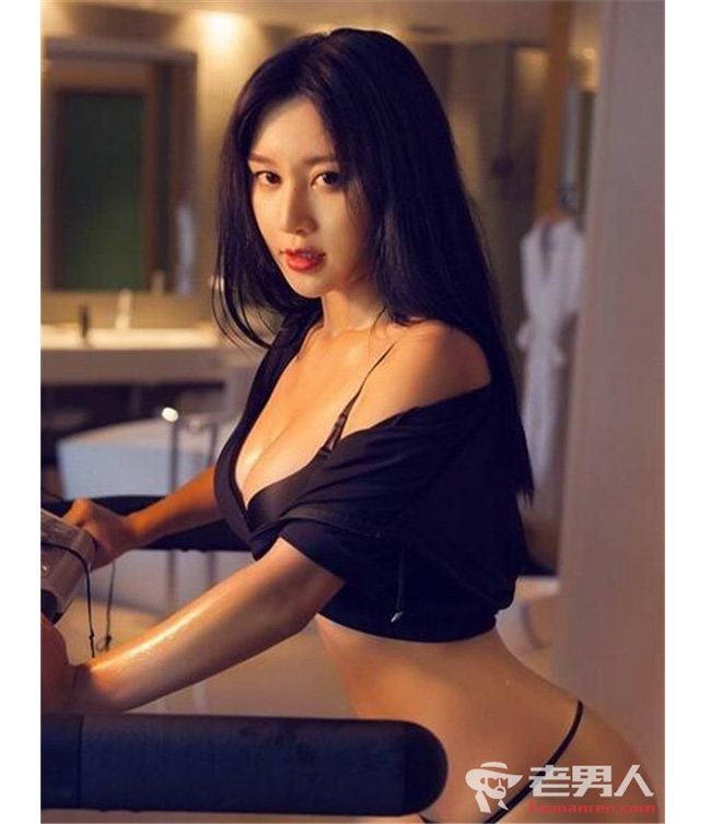 Đến từ tỉnh Thiểm Tây, Trung Quốc, Phàn Linh được biết đến như một hot girl nổi tiếng của trường Đại học Bắc Kinh hiện nay với ngoại hình vô cùng gợi cảm.&nbsp;