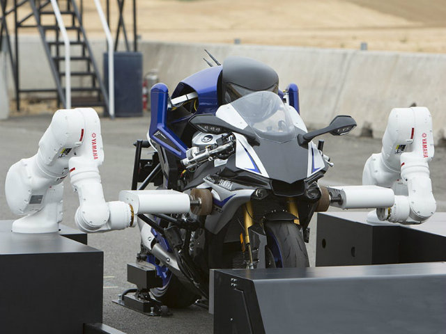 ”Nghẹt thở” màn so tài giữa Motobot của Yamaha và tay đua số 1 thế giới
