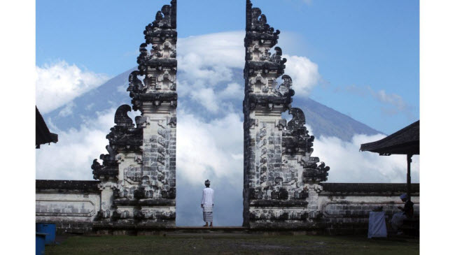 Người đàn ông nhìn tro bụi phun trào từ núi lửa Agung ở Karangasem, Bali, Indonesia.