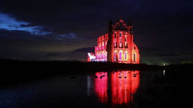 Tu viện cổ Whitby Abbey ở North Yorkshire, Anh, được thắp sáng để chào đón lễ Halloween.