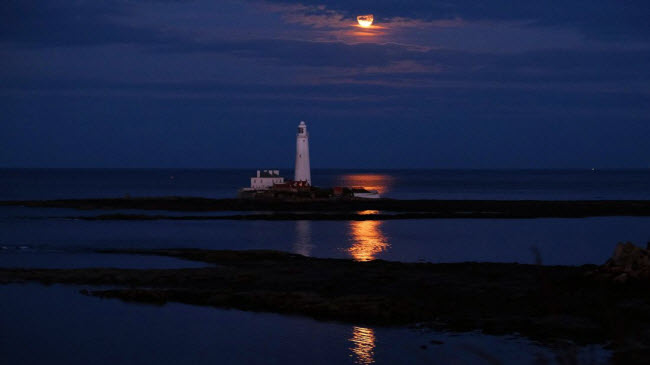 Ngọn hải đăng&nbsp; St Mary&#39;s nhìn từ thị trấn ven biển Whitley Bay, Anh.