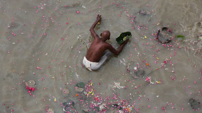 Người theo đạo Hindu thực hiện nghi lễ Pind Daan dưới sông Hằng ở Phaphamau, Allahabad,&nbsp; Ấn Độ.