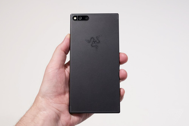 Razer Phone có kích thước khá lớn và kém tinh tế hơn so với nhiều “đối thủ” trên thị trường.