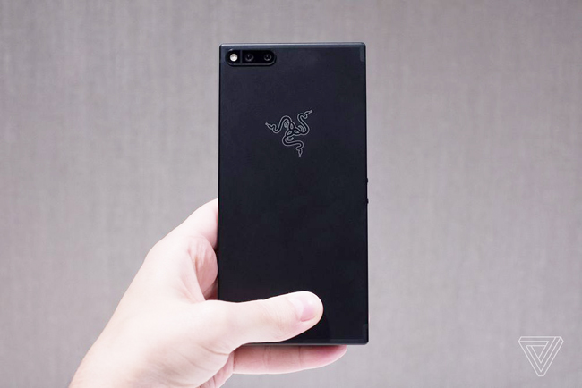 Phía sau Razer Phone&nbsp;là camera kép 12MP với một góc rộng &#40;f/1.75&#41; và một tele &#40;f/2.6&#41;. Nó cũng mang đến một số cải tiến phần mềm giúp màu sắc hiển thị chính xác, độ sâu trường tuyệt vời… Phía mặt trước là camera 8 MP cho nhu cầu&nbsp;selfie.