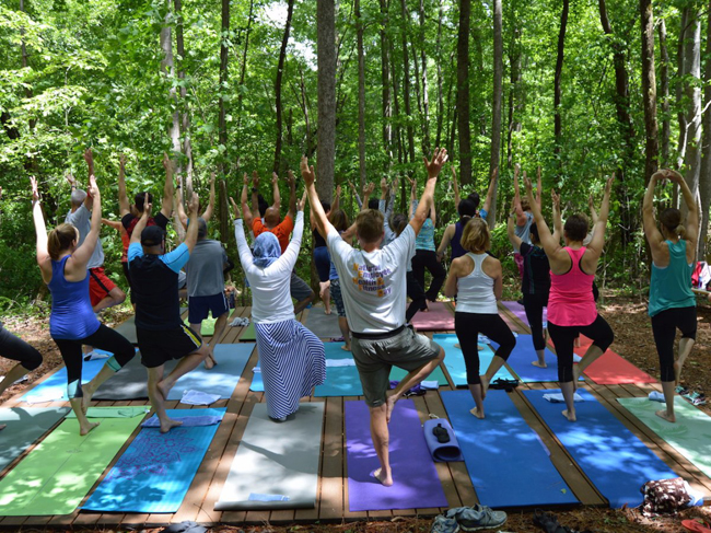 Lớp học yoga và thiền ngoài trời.