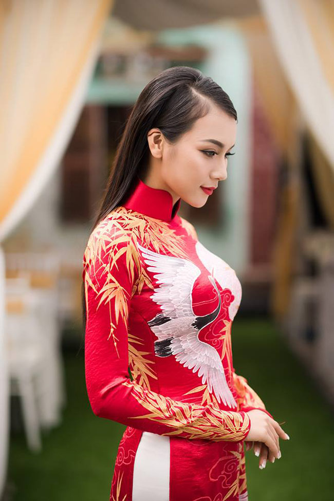 Nga Tây gợi cảm trong tà áo dài bó sát.&nbsp;