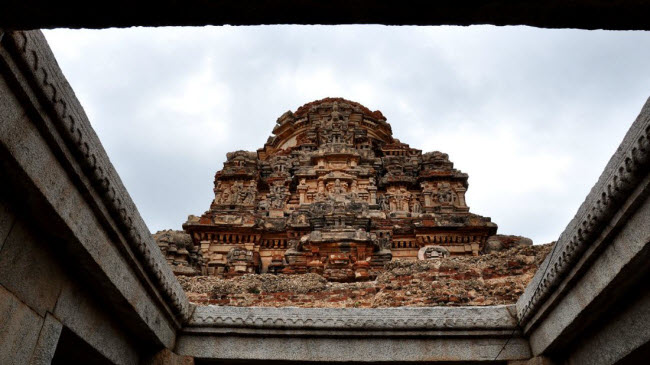 Ngôi đền Vittala là một phần trong Trung tâm linh thiêng của thành phố cổ Hampi, bao gồm nhiều khu du tích nổi tiếng. Đền được xây dựng theo kiến trúc Dravidia với nhiều cột và tượng bằng đá.