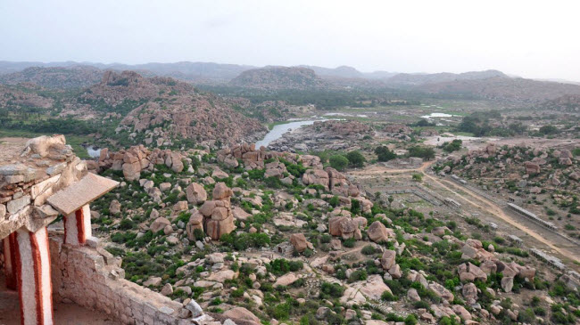 Khung cảnh dòng sông Tungabhadra tuyệt đẹp nhìn từ ngọn đồi Matanga.