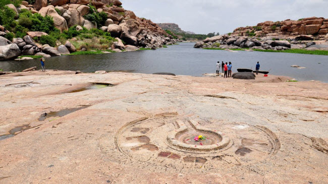 Biểu tượng của thần Shakti trong đạo Hindu được khắc trên đá dọc bờ sông Tungabhadra.