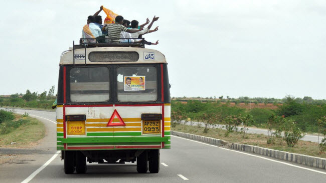 Hành trình di chuyển bằng xe bus từ thành phố Bangalore tới Hampi mất khoảng 8 giờ. Du khách có thể chiêm ngưỡng nhiều ngôi làng nhỏ, cánh đồng nho, trang trại cây ăn trái và nhà máy điện dọc tuyến đường.