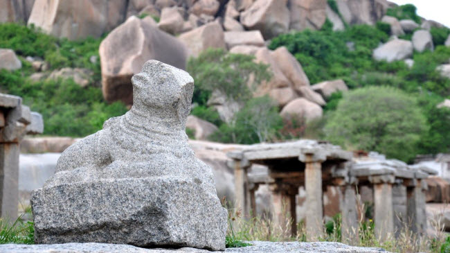 Bò đực Nandi được cho là chiến binh gác cổng và phương tiện cho thần Shiva trong đạo Hindu. Tượng Nandi ở đây đã bị hư hại phần mặt do những kẻ phá hoại có chủ ý.