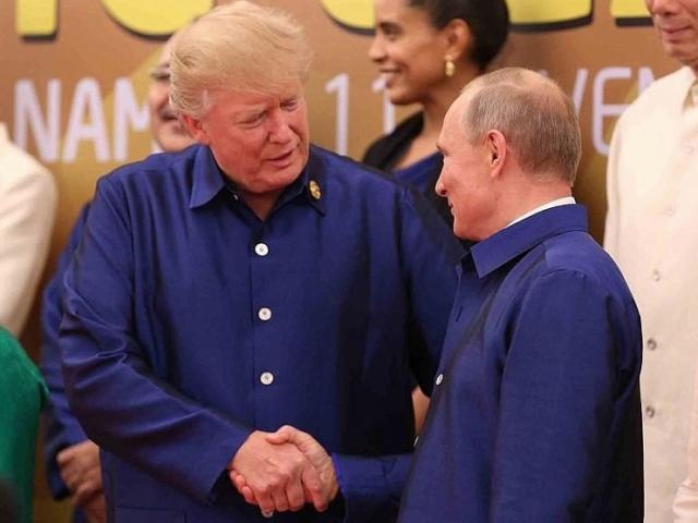 Báo Tây viết về cái bắt tay của ông Trump và ông Putin tại APEC VN