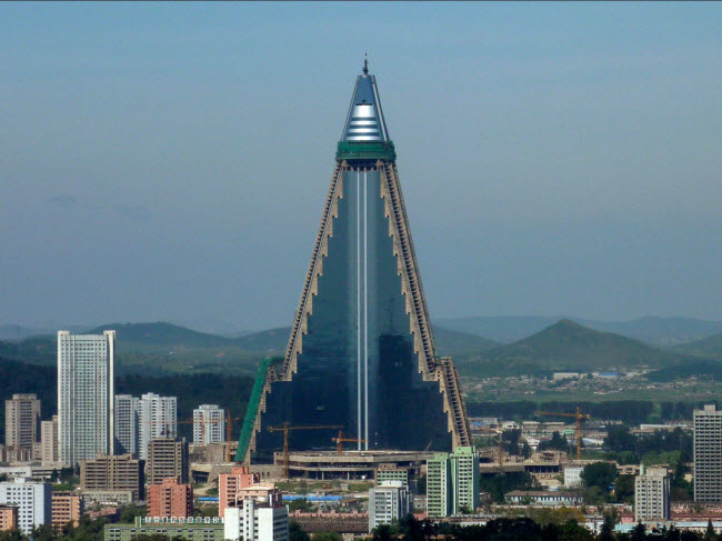 Khách sạn Ryugyong, Bình Nhưỡng, Triều Tiên: Với 105 tầng và thiết kế bên ngoài giống hình tam giác, khách sạn Ryugyong là một trong những công trình nổi bật nhất tại thành phố Bình Nhưỡng. Khách sạn được xây dựng từ năm 1989 với thiết kế bao gồm phòng nghỉ, casino và hộp đêm. Mặc dù vậy, công trình vẫn chưa hoàn thành qua nhiều thập kỷ.