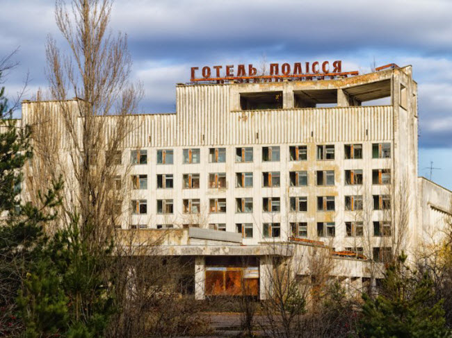 Khách sạn Polissya, Pripyat, Ukraine: Vào ngày 26.4.1986, phóng xạ từ nhà máy điện hạt nhân Chernobyl thoát ra môi trường khiến hơn 350.000 người tại thành phố Pripyat phải sơ tán. Khách sạn Polissya, một trong những công trình cao nhất tại thành phố, cũng bị bỏ hoang từ đó cho tới nay.