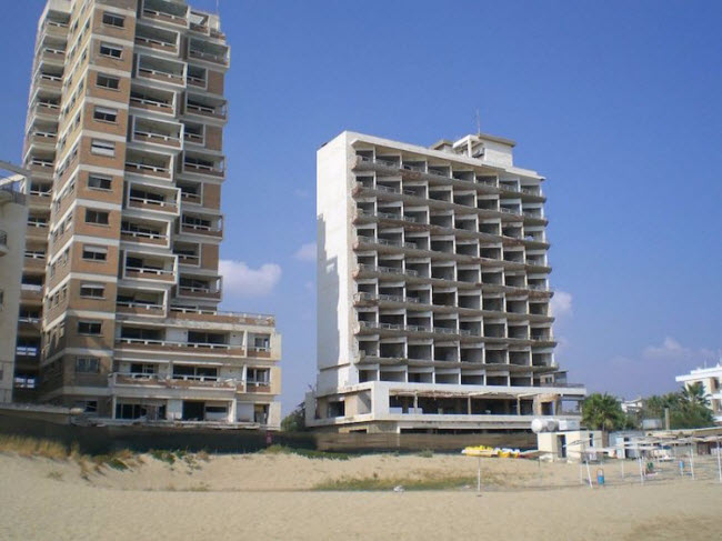 Khách sạn ở Varosha, Famagusta, Đảo Síp: Thị trấn Varosha từng là địa điểm du lịch hấp dẫn, nhưng toàn bộ khu nghỉ dưỡng trước biển ngày nay bị bỏ hoang. Sau khi quân đội Thổ Nhĩ Kỳ xâm chiếm khu vực này vào năm 1974, khách sạn ở đây không thu hút được khách.