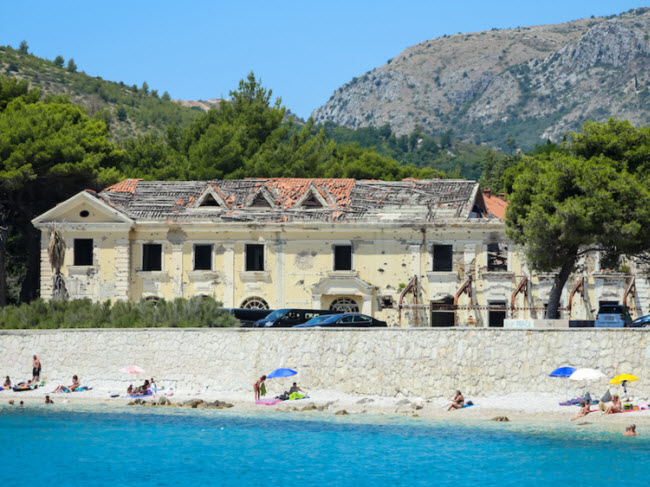 Khách sạn Grand Kupari, Kupari, Croatia: Khách sạn này từng là một nghỉ dưỡng quân sự được xây dựng dành cho các quan chức quân đội Nam Tư và gia đình của họ. Sau đó, 4 khách sạn khác cũng được xây dựng xung quanh Grand Kupari. Đến nay, dù các khách sạn đã bị phá bỏ để xây dựng công trình khác, Grand vẫn được bảo vệ và giữ gìn như một tòa nhà lịch sử.