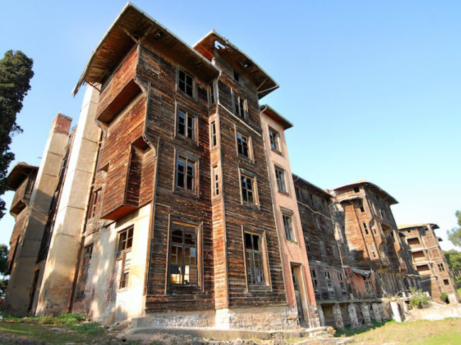 Khách sạn Rum Orphanage, Istanbul, Thổ Nhĩ Kỳ: Tòa nhà bằng gỗ trên đảo Büyükada ban đầu được thiết kế là một khách sạn và casino. Do vấn đề liên quan tới giấy phép, tòa nhà được bán và cuối cùng trở thành trại mồ côi vào đầu thế kỷ 20, nhưng bị bỏ hoang từ năm 1964.