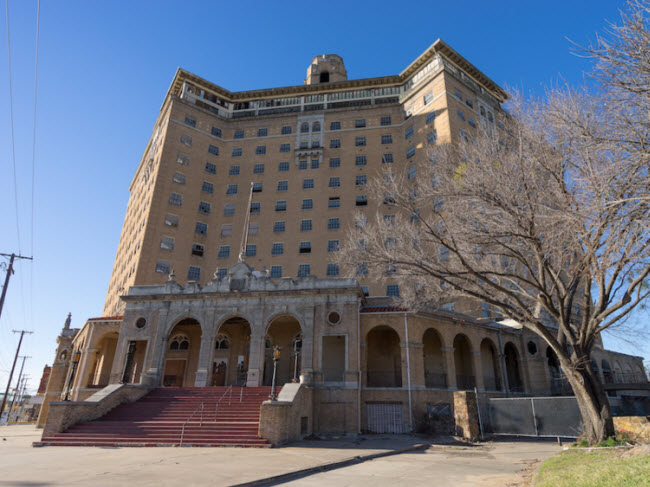 Khách sạn Baker, Mineral Wells, Texas, Mỹ: Khách sạn mở cửa vào năm 1929 và là tòa nhà chọc trời đầu tiên được xây dựng bên ngoài khu đô thị. Nó có bể bơi tiêu chuẩn Olympic, hệ thống điều hòa nhiệt độ và hệ thống điều khiển ánh sáng tự động. Mặc dù vậy, công trình đã phải đóng cửa vào năm 1972 do ảnh hưởng từ cuộc Đại khủng hoảng.