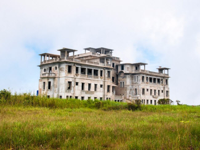 Khách sạn Bokor Palace, Bokor Hill Station, Campuchia: Khách sạn được xây dựng vào năm 1925 và chủ yếu phục vụ cho quân đội Pháp. Mặc dù vậy, khách sạn bị bỏ hoang sau khi quân đội Pháp trở về nước vào những năm 1940.