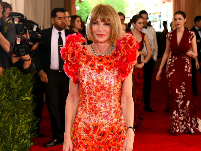 3. Anna Wintour là Tổng biên tập của Tạp chí thời trang nổi tiếng thế giới Vogue. Bà tốt nghiệp trường nữ sinh North London Collegiate, nhưng chưa từng học đại học. Tài sản ròng của bà khoảng 35 triệu USD.