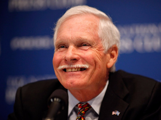 2. Ted Turner, ông trùm truyền thông người Mỹ, là người sáng lập kênh truyền hình cáp đầu tiên phát sóng 24 giờ, CNN. Tài sản ròng của Ted khoảng 2.2 tỷ USD. Thực chất ông từng bị trường Đại học Brown đuổi học vì vi phạm nội quy ký túc xá.