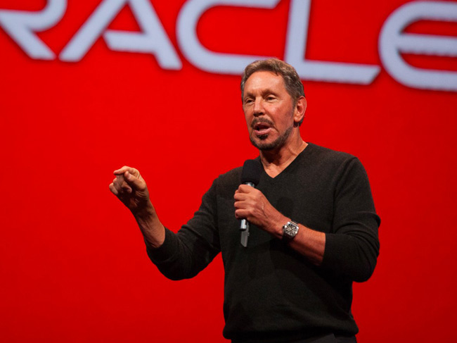 4. Larry Ellison là người sáng lập công ty phần mềm Oracle và được mệnh danh là huyền thoại công nghệ. Tài sản ròng của Larry Ellison khoảng 61.1 tỷ USD. Ông từng bỏ dở việc học đại học 2 lần. Lần đầu tiên, ông bỏ dở chương trình đại học năm 2 tại Đại học Illinois. Ellison cố gắng bắt đầu lại tại Đại học Chicago nhưng tiếp tục bỏ dở sau 1 học kỳ.