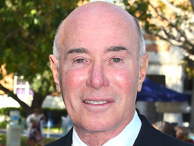 9. David Geffen được mệnh danh là người giàu nhất Hollywood, người đồng sáng lập DreamWorks và Geffen Records. Tài sản ròng của David khoảng 8.2 tỷ USD. Ông từng bỏ dở chương trình đại học ở Đại học Santa Monica City, Đại học Brooklyn và Đại học Texas.