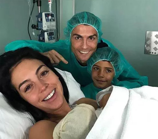 Ngày 12.11 vừa qua, Ronaldo lên chức bố khi bạn gái Georgina sinh cho anh một bé gái mang tên Alana Martina. Em bé&nbsp;chào đời sớm hơn 9 ngày so với dự báo của truyền thông Tây Ban Nha.