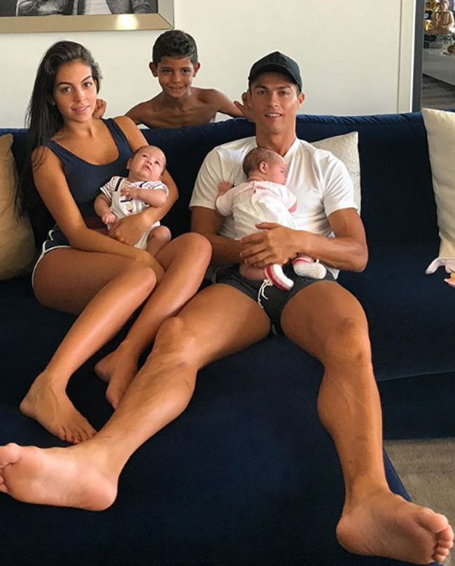 Ronaldo công khai mối tình với Georgina, một người mẫu trẻ mang dòng máu Tây Ban Nha, từ cuối năm 2016. Trước khi đón cô con gái nhỏ&nbsp;Martina&nbsp;chào đời, chân sút này&nbsp;có hai con trai và một con gái bằng cách thuê người đẻ tại Mỹ.&nbsp;