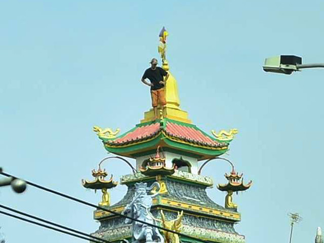 Thanh niên “luyện công” trên nóc chùa ở SG suốt nhiều giờ