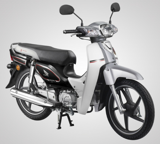 Honda EX5 thực tế được bắt đầu lên kệ ở Malaysia từ năm 1987, tới bây giờ vẫn được bán nhưng có những phiên bản khác nhau. Ảnh Honda EX5 Fi bản giới hạn màu bạc.